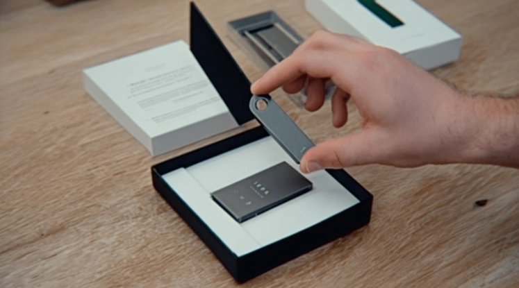 Unboxing Ledger device verify packaging